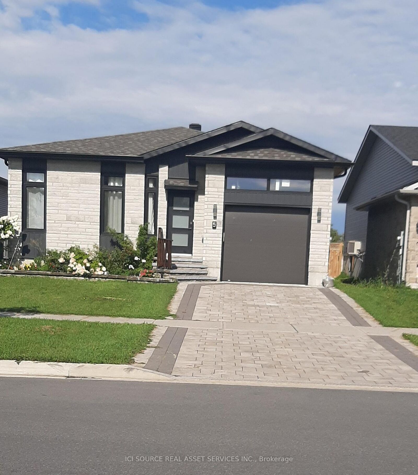 Property Photo:  5 Portland Drive  ON K6H 0J4 