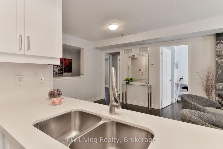 Property Photo:  740 Neighbourhood Circle 4  ON L5B 0B4 