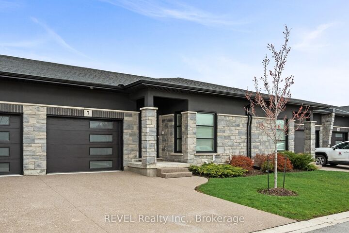 Property Photo:  7138 Parsa St Niagara Falls Street 7  ON L2H 3W1 