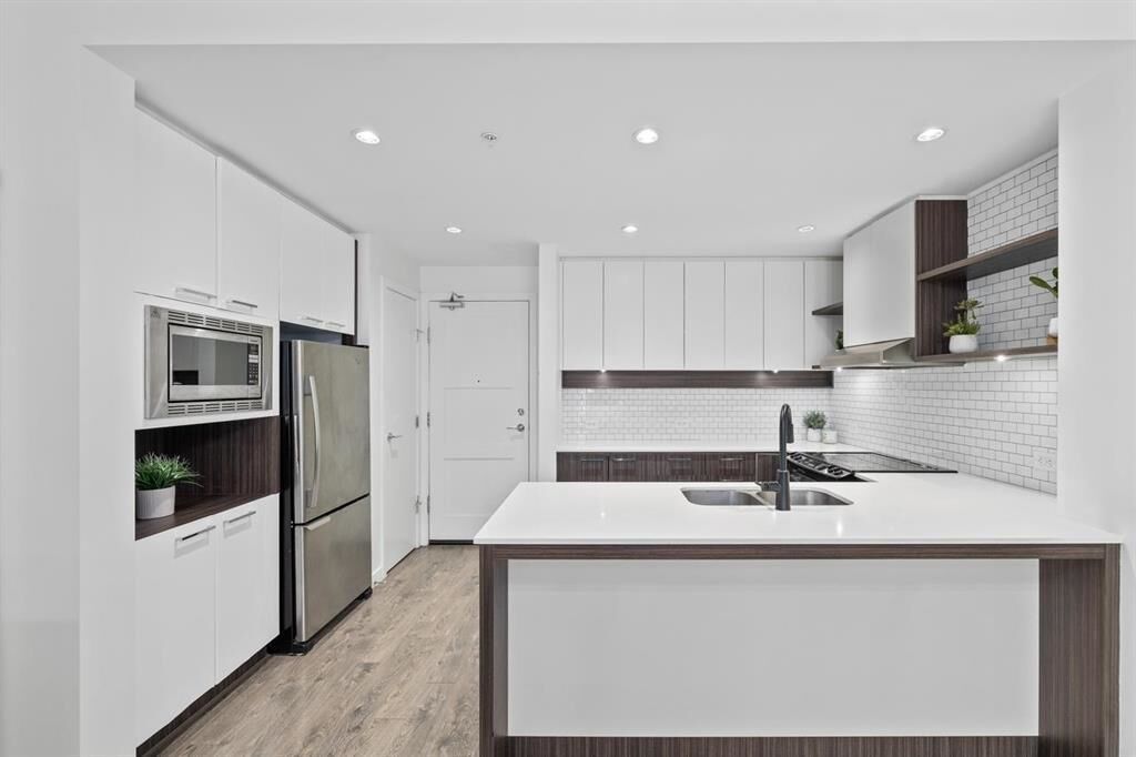 Property Photo:  553 Foster Avenue  BC V3J 0B5 
