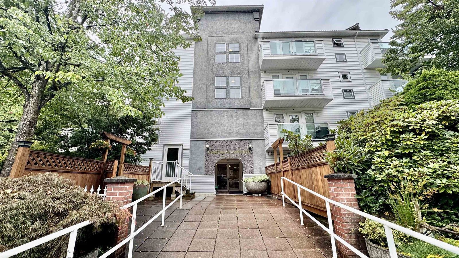 Property Photo:  2983 Cambridge Street 403  BC V3B 7N7 
