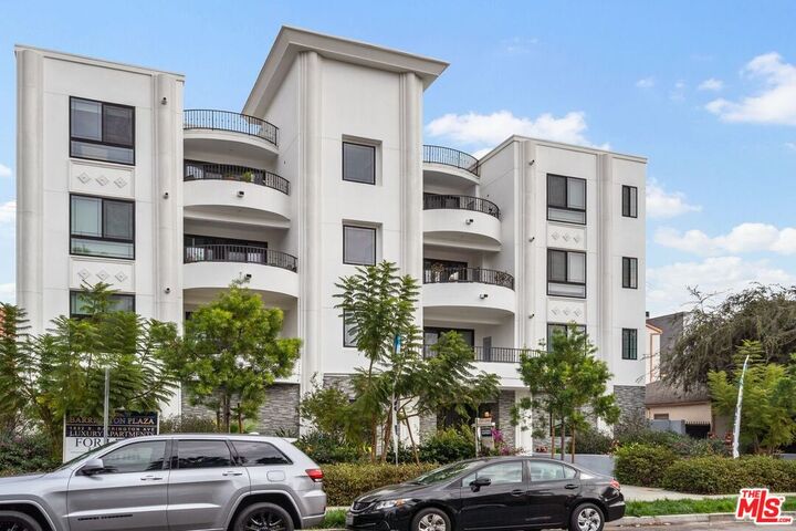 Property Photo: 1832 S Barrington Ave, Unit 203 CA 90025