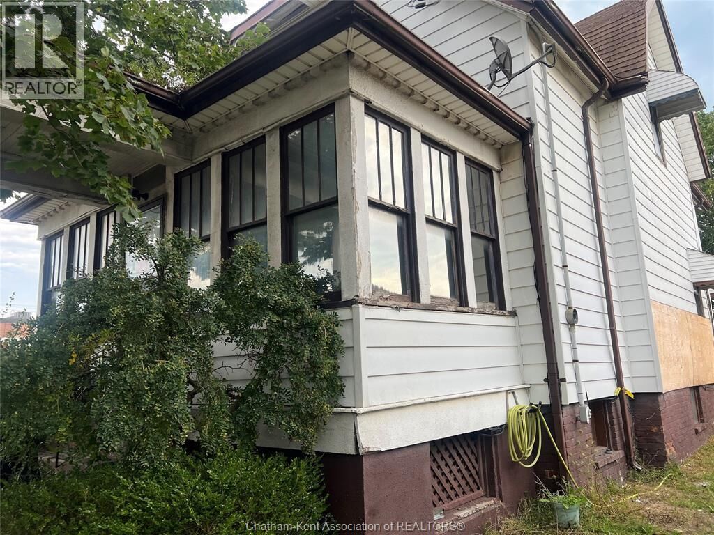 Property Photo:  22 Park Avenue West  ON N7M 1V9 
