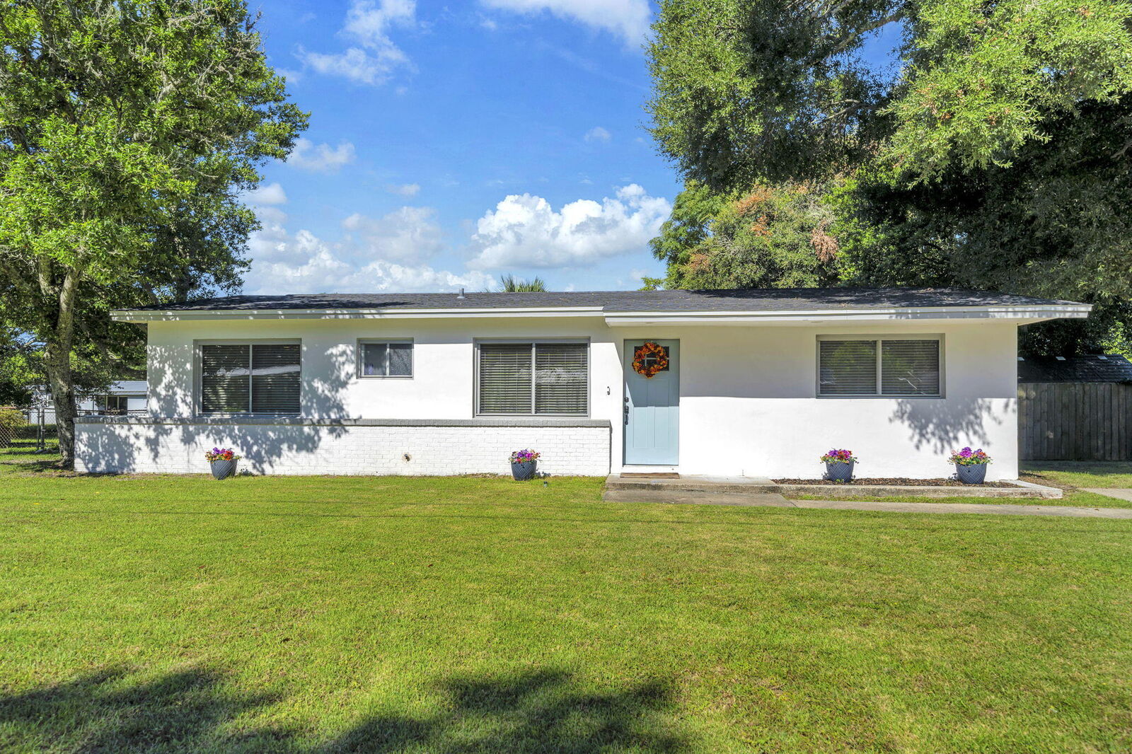 Property Photo:  415 Avon Lane  FL 32569 