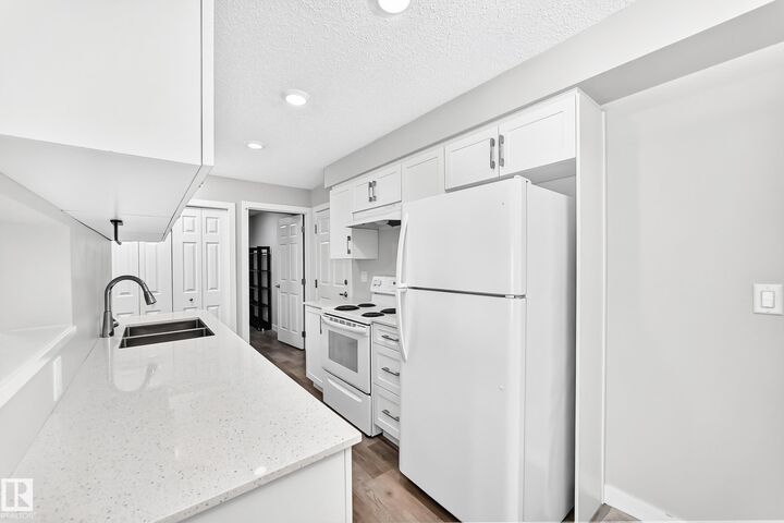 Property Photo:  11511 27 Avenue NW 220  AB T6J 7J8 