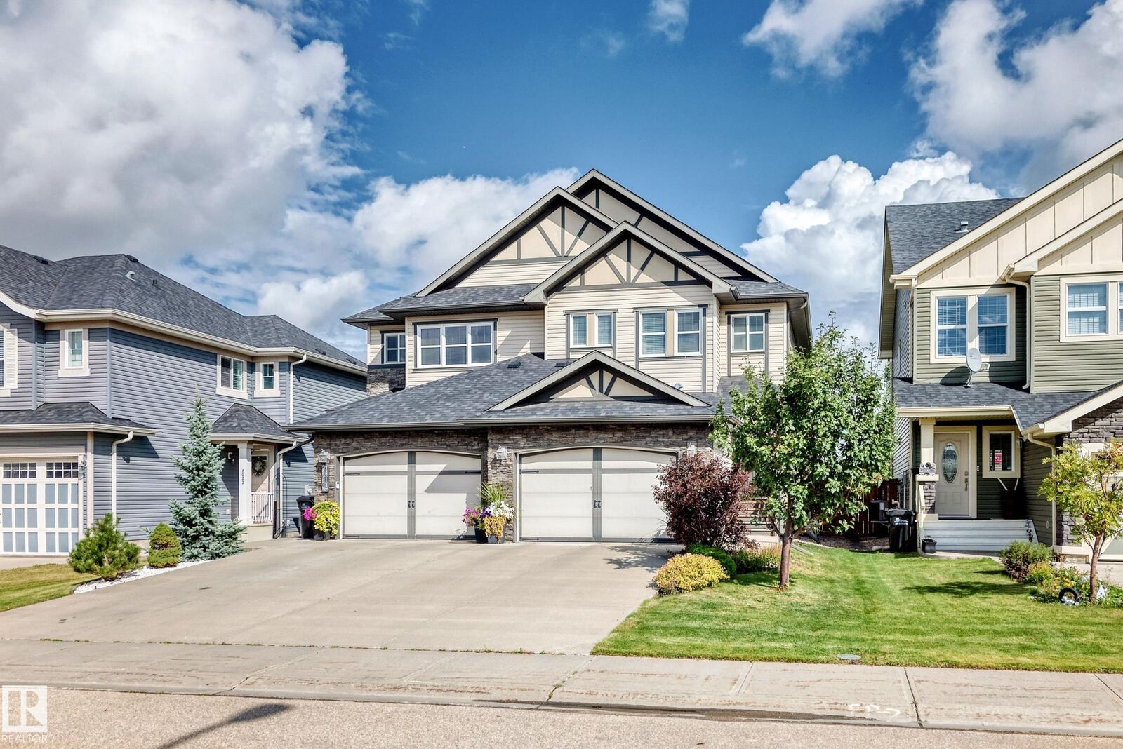 Property Photo:  7614 Ellesmere Way  AB T8H 0P7 