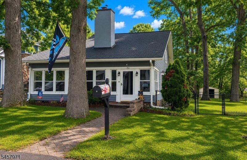 Property Photo:  4 Birch Ln  NJ 07834 