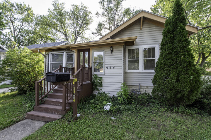 Property Photo:  964 N Lewis Avenue  IL 60085 