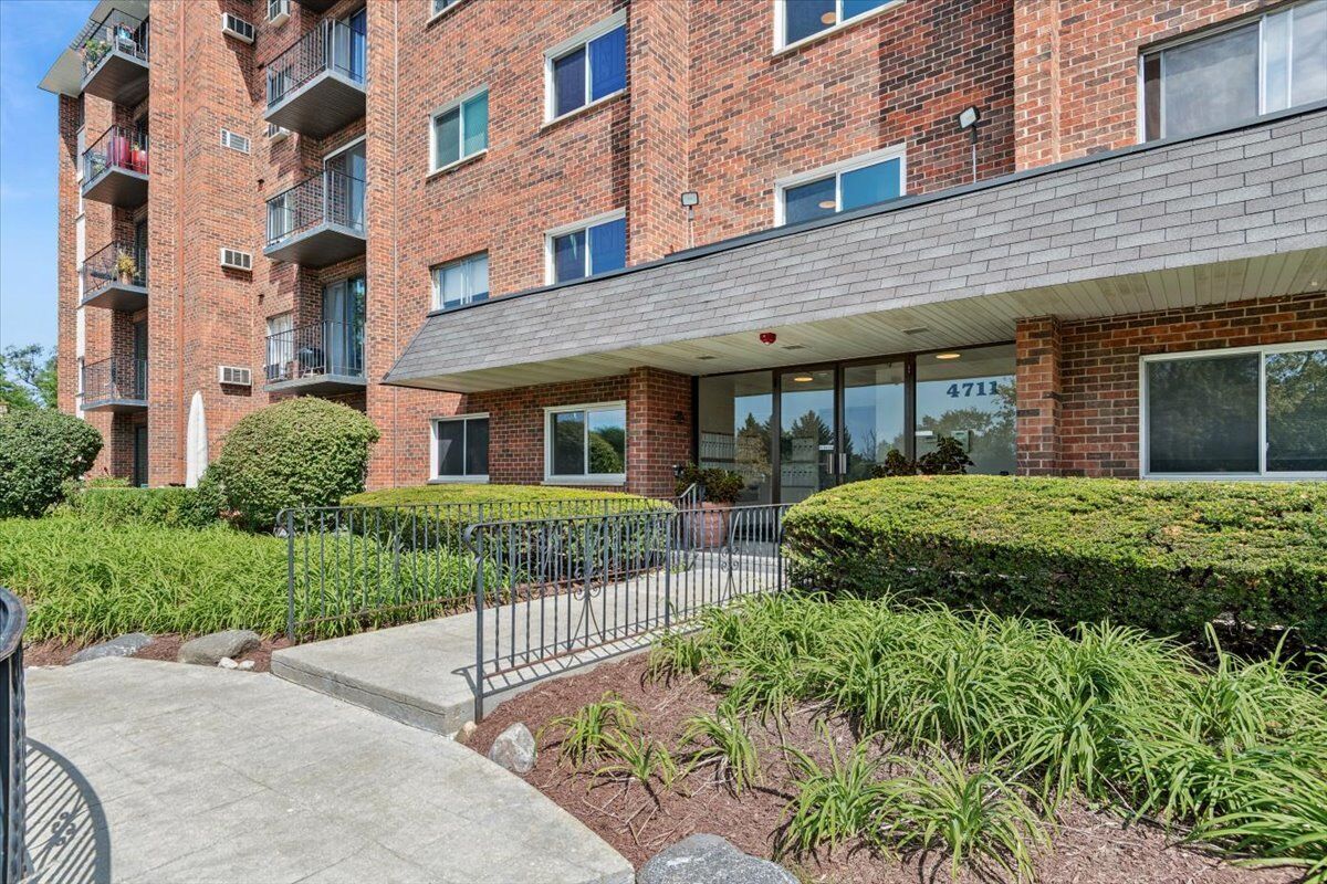 Property Photo:  4711 Saint Joseph Creek Road 2G  IL 60532 