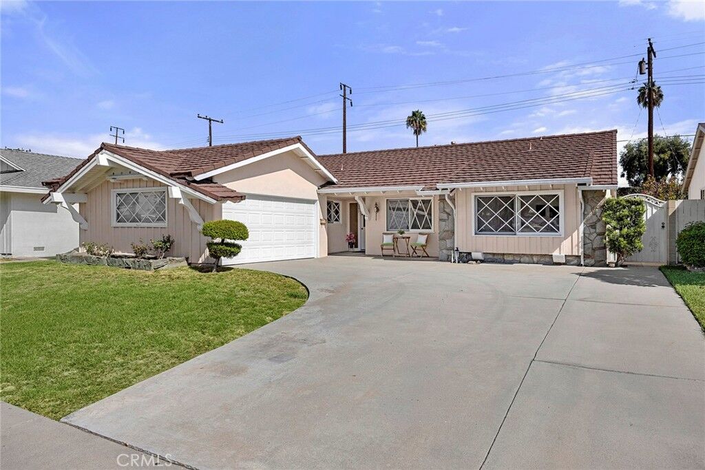 Property Photo:  341 E Parkwood Ave  CA 90631 