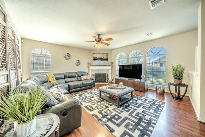 Property Photo: 1511 Brighton Drive TX 76063