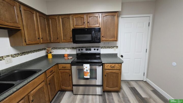 Property Photo: 841 S Country Club Drive NE 68467