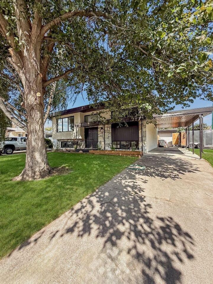 Property Photo:  1259 St Catherine Road N  AB T1H 4E9 