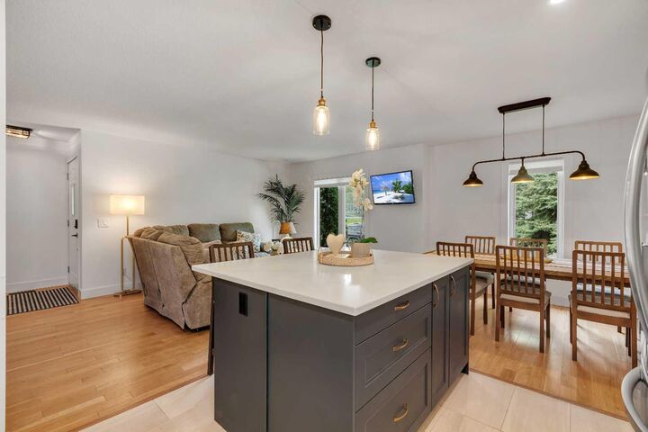 Property Photo:  95 Shawglen Rise SW  AB T2Y 1Z2 