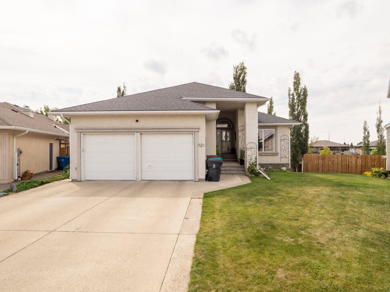 Property Photo:  521 Fairmont Boulevard S  AB T1K 7G3 