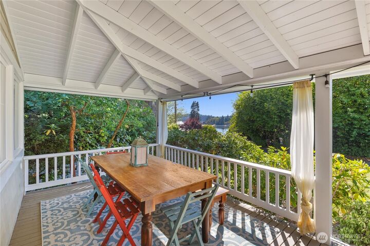 Property Photo: 9376 Endicott Street NE WA 98110
