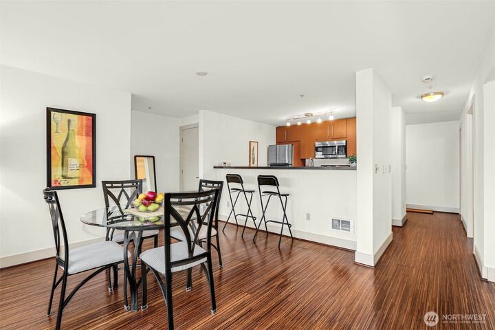 Property Photo: 1550 Eastlake Avenue E 203 WA 98102