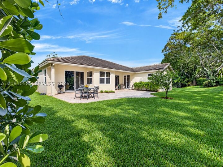 Property Photo: 3098 Lakewood Cir FL 33332