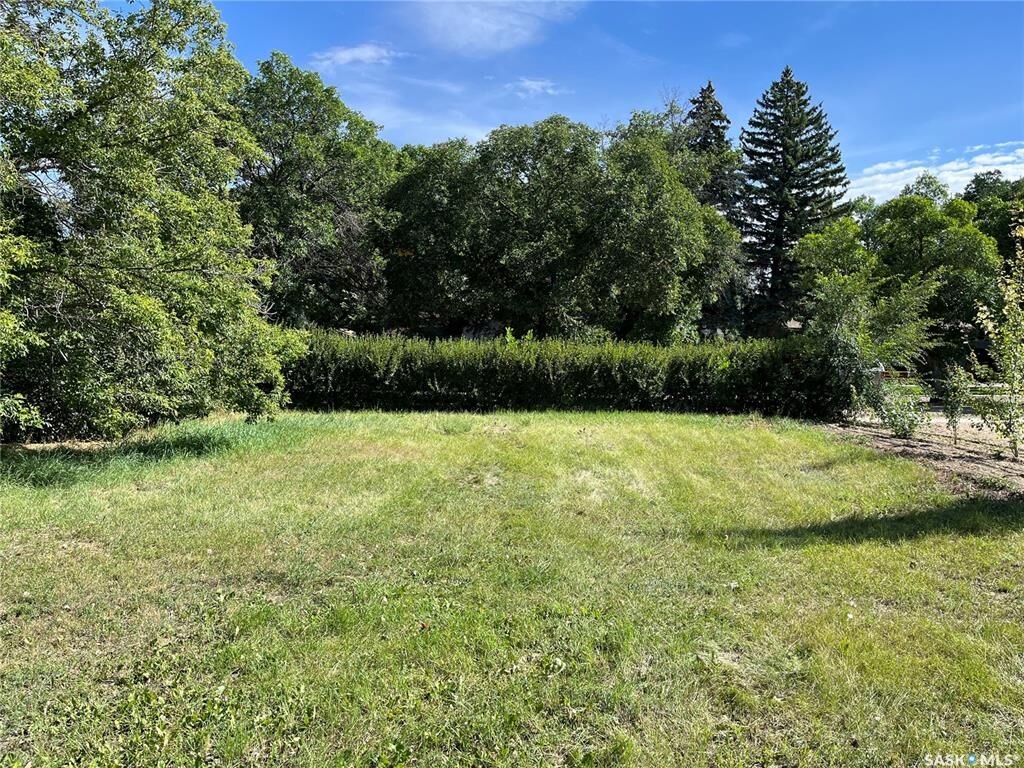 Property Photo:  208 2nd Street W  SK S0H 2K0 