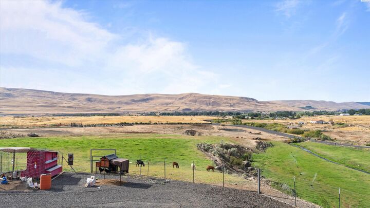 Property Photo: 27446 N Case Rd WA 99350