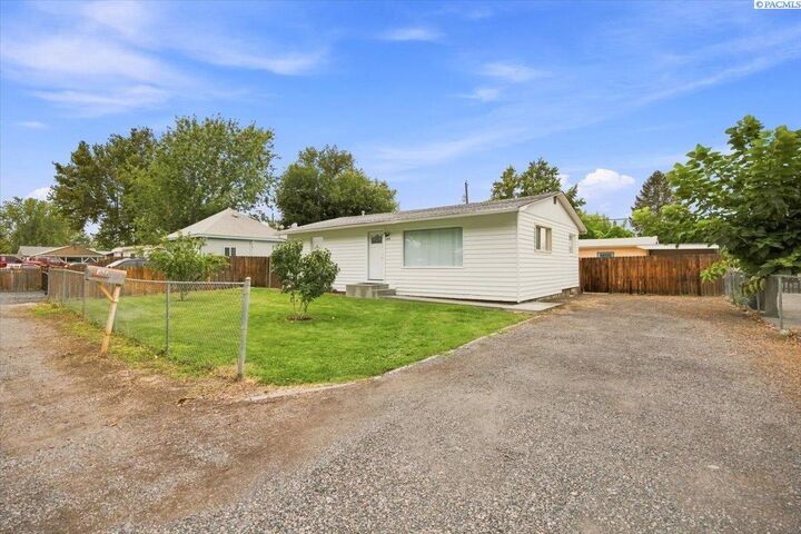 Property Photo: 103 N Yost St WA 99336