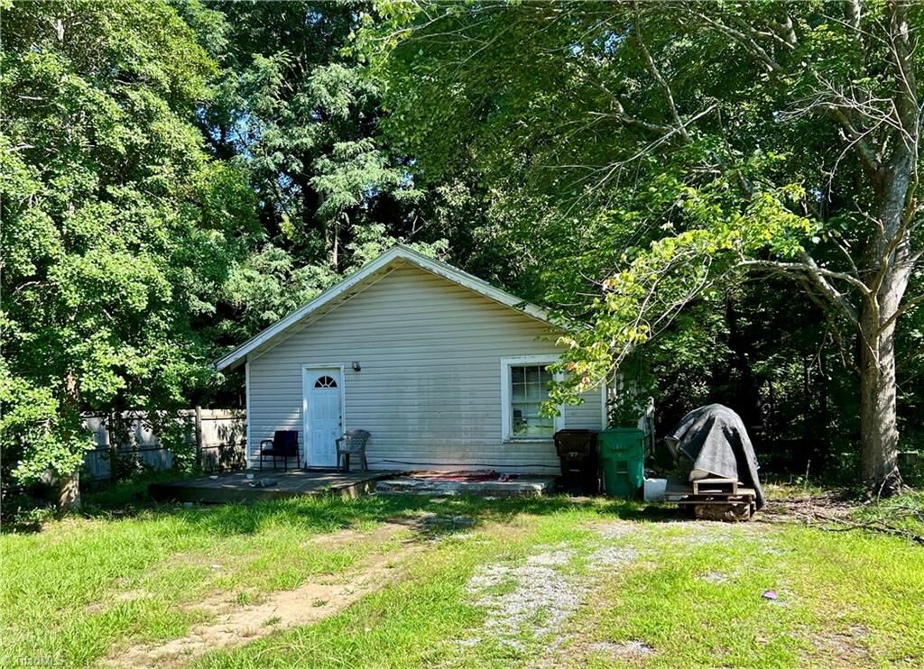 Property Photo:  207 Crestwood Circle  NC 27260 