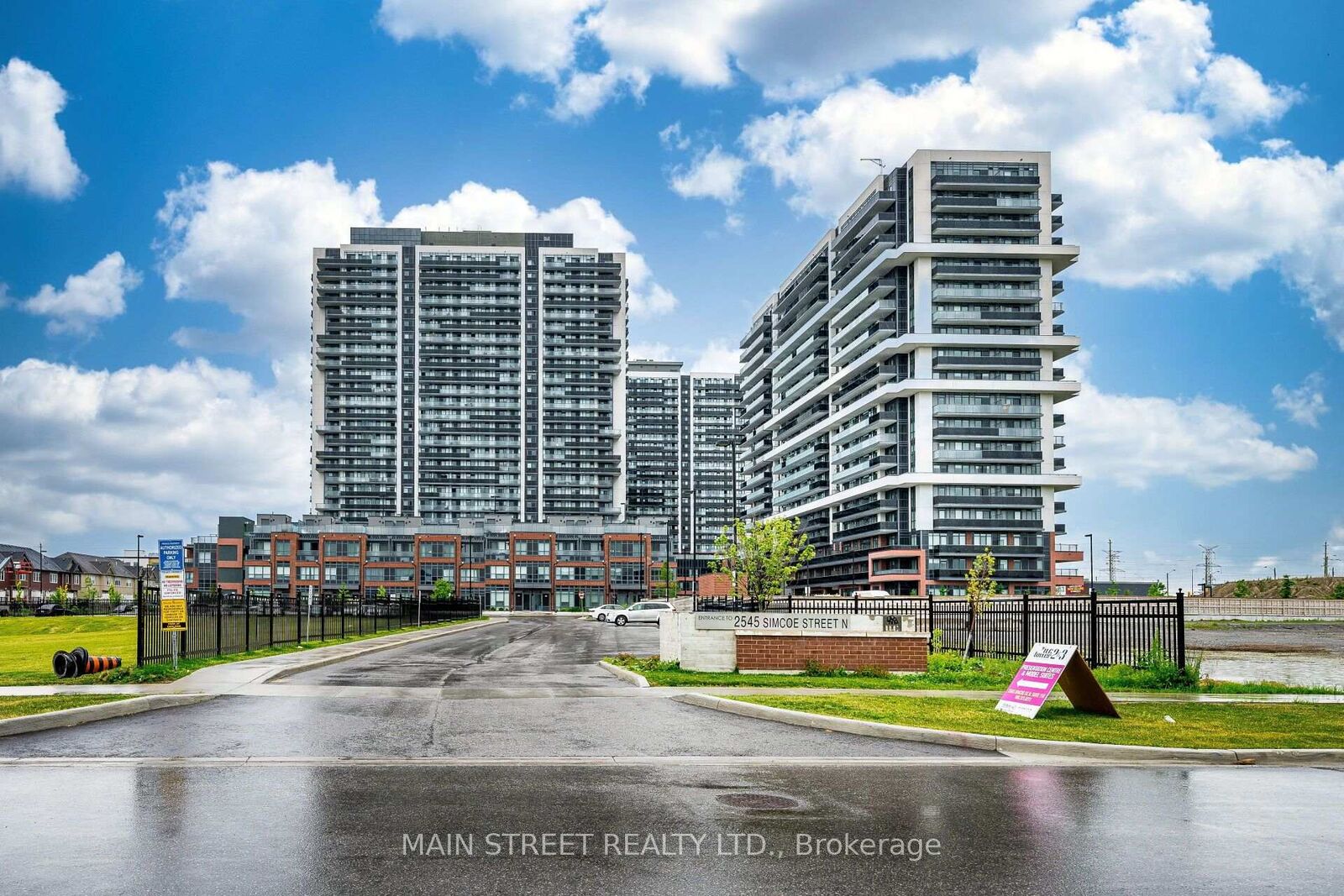Property Photo:  2545 Simcoe Street N 1706  ON L1L 0W3 