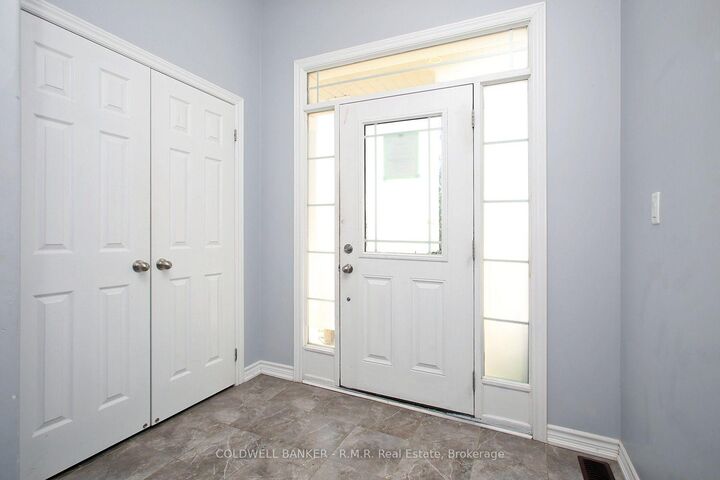 Photo de la propriété:  30 Moses Crescent  ON L1C 0T7 
