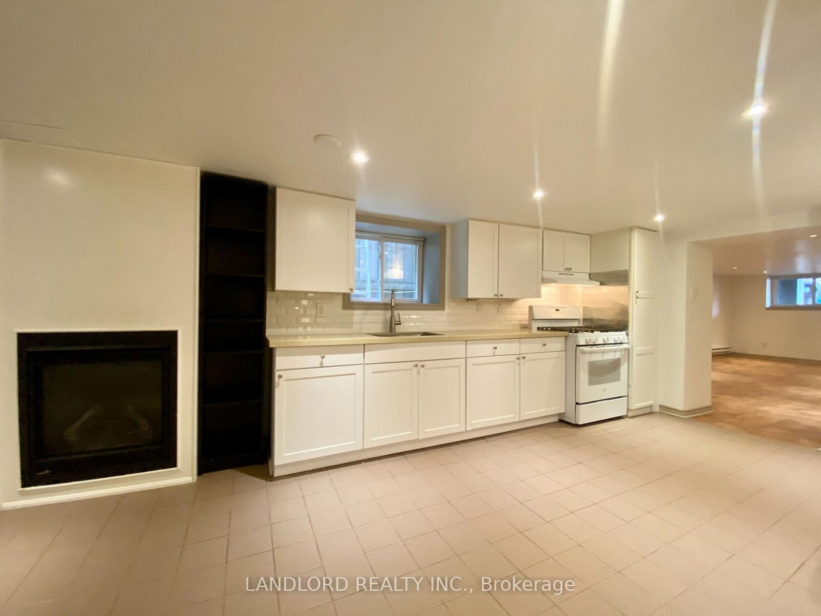 Property Photo: 209 Madison Avenue 5 ON M5R 2S6