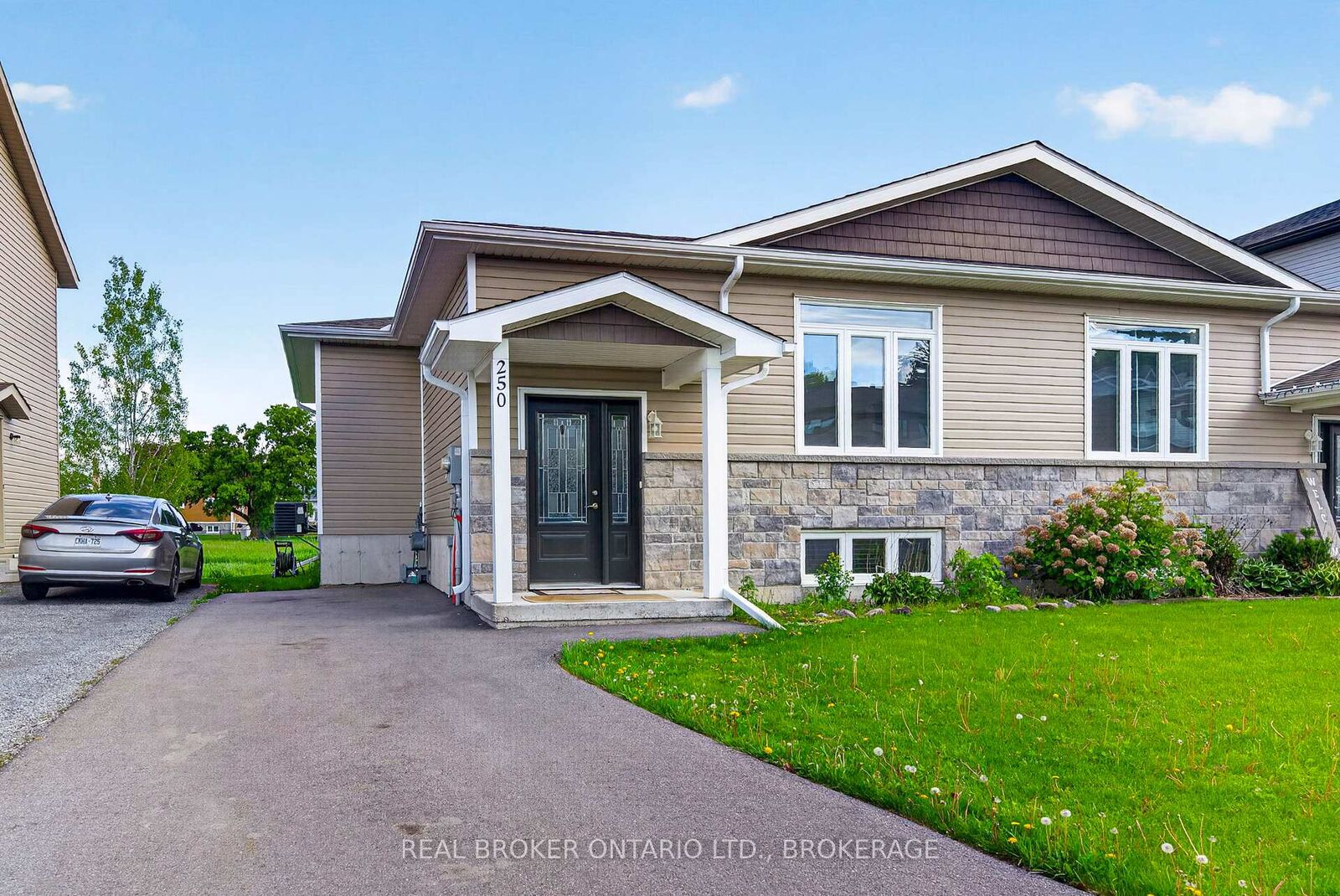 Property Photo: 250 Lourdes Avenue ON K6H 0E8