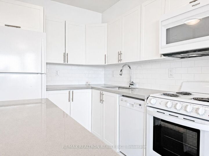 Property Photo:  666 Spadina Avenue 1410  ON M5S 2H8 