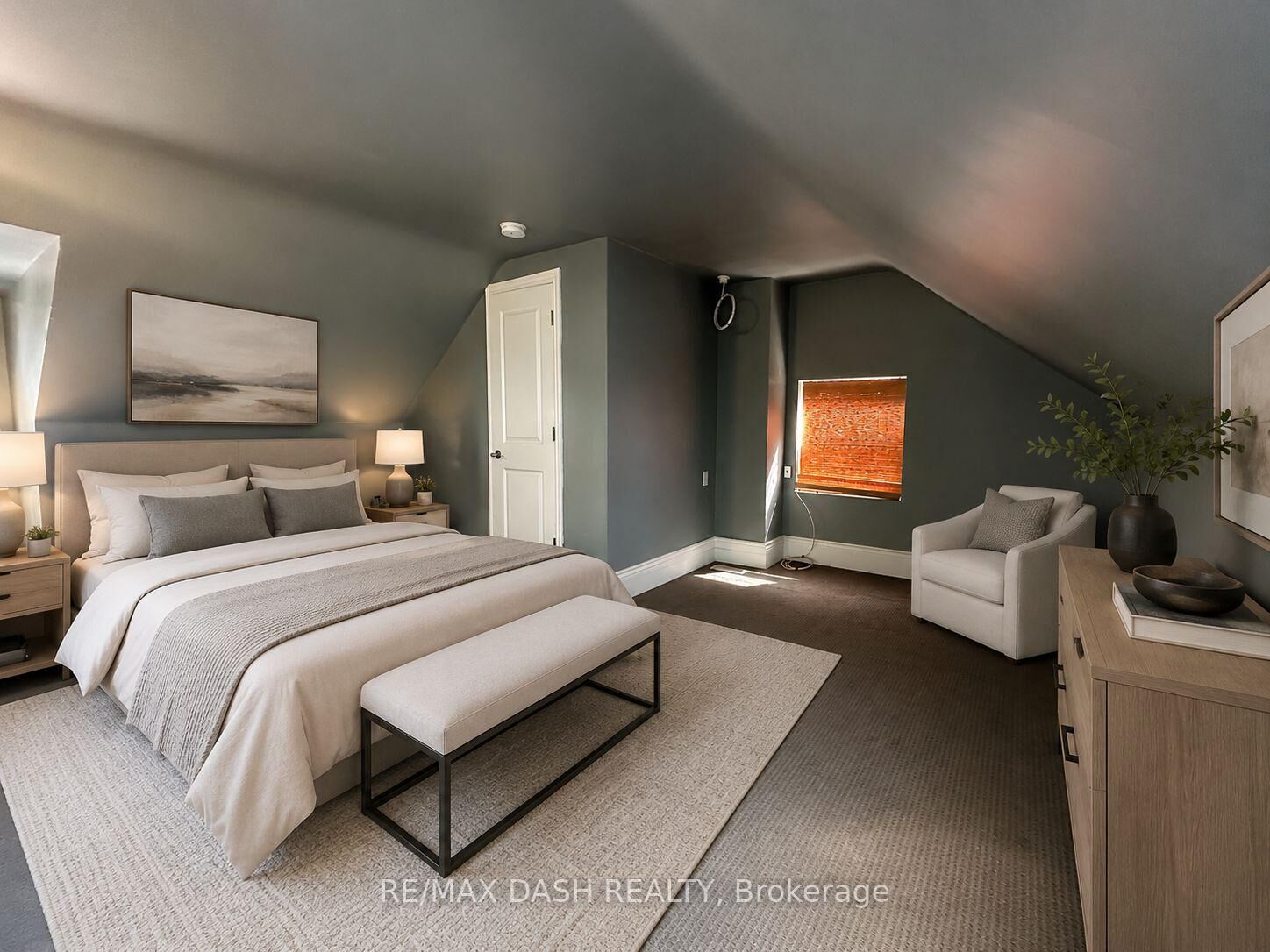 Property Photo:  1531 Queen Street E Upper  ON M4L 1E5 