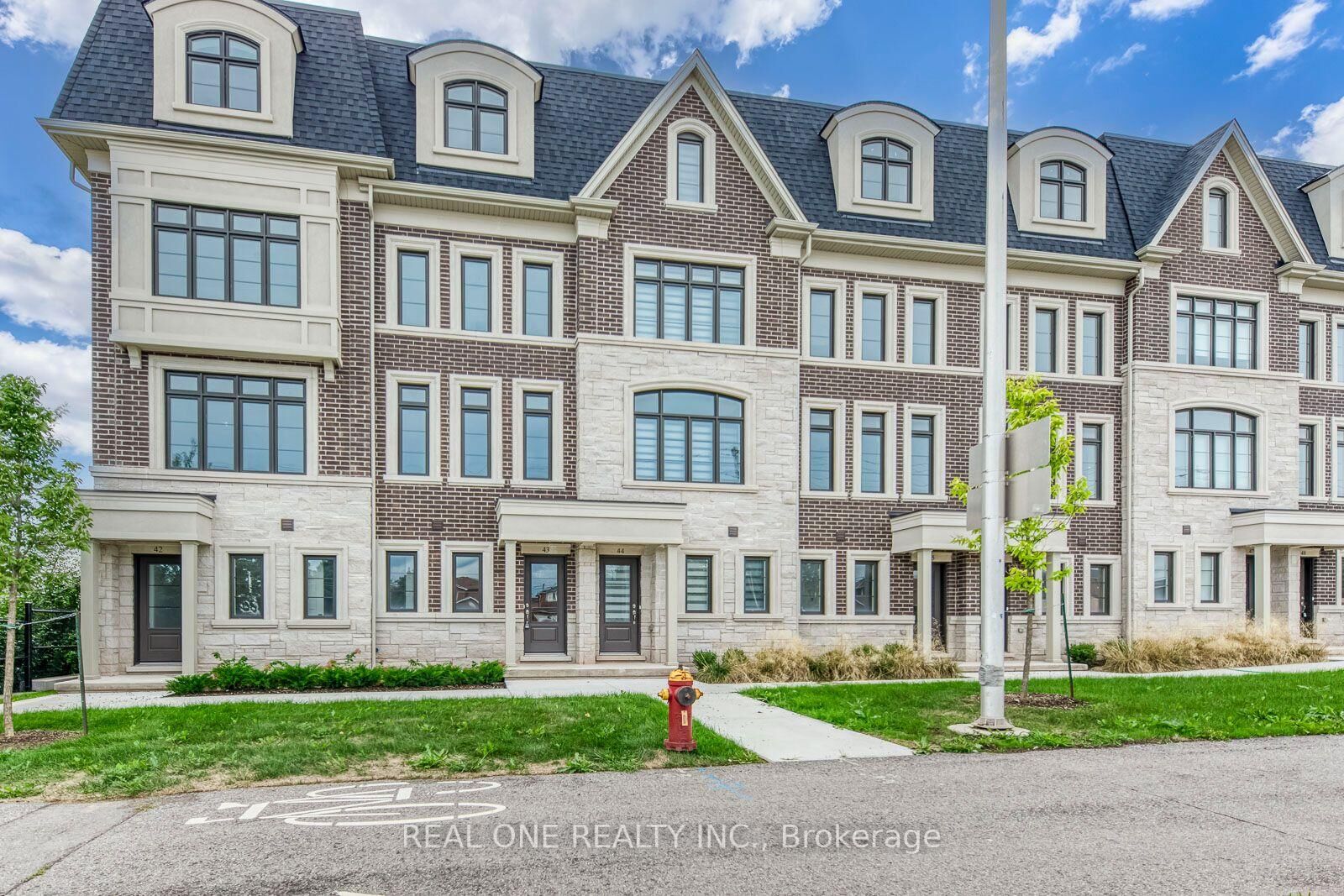 Property Photo:  2140 Trafalgar Road 44  ON L6H 8A5 