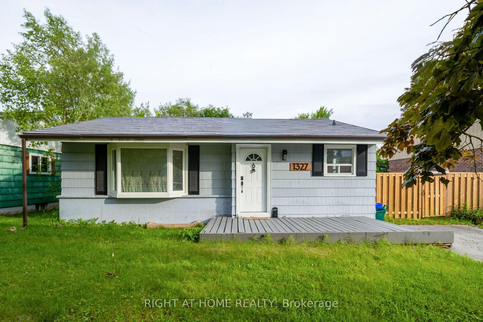 Property Photo:  1327 Commerce Street  ON L1W 1E1 