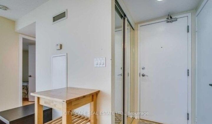 Property Photo: 600 Fleet Street 1804 ON M5V 1B7