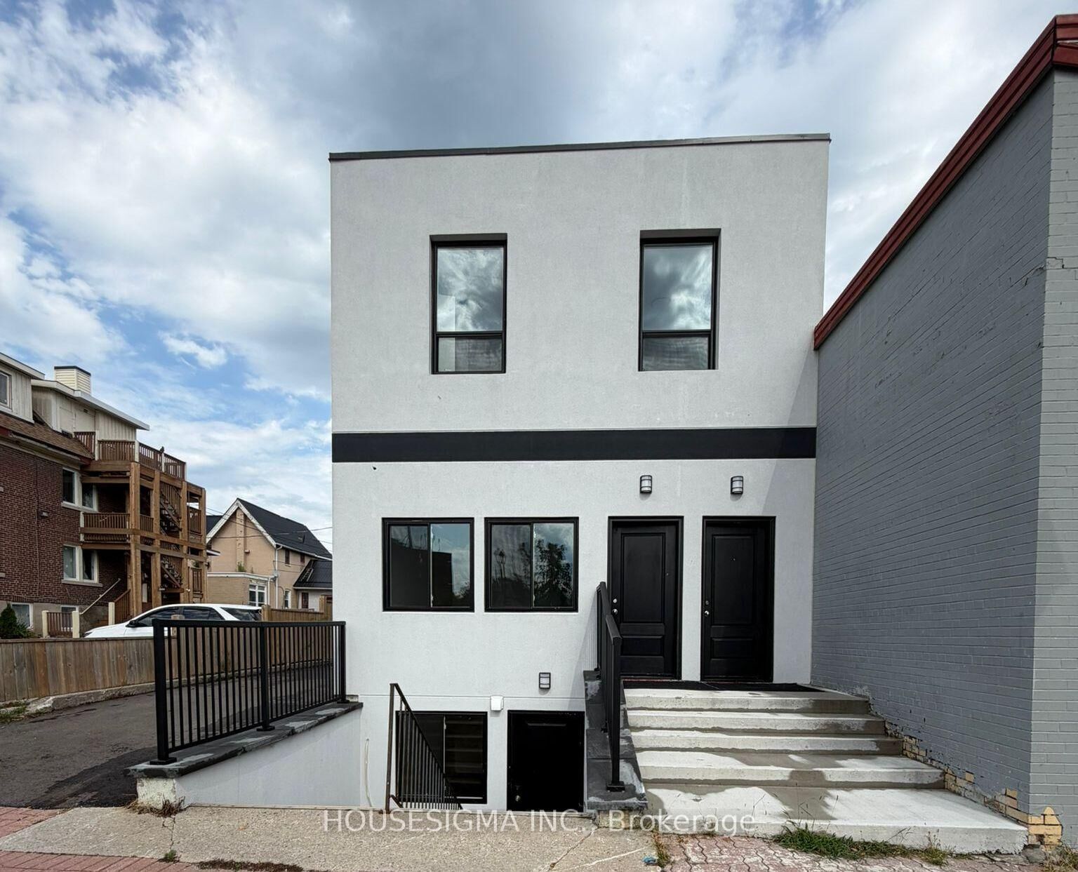 Property Photo:  28 West Street N Upper Unit  ON L3V 5B8 