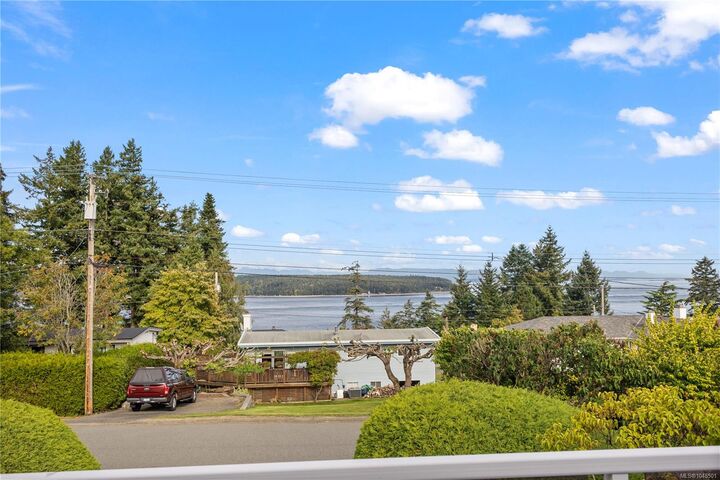 Property Photo:  724 Galerno Rd  BC V9W 5J3 