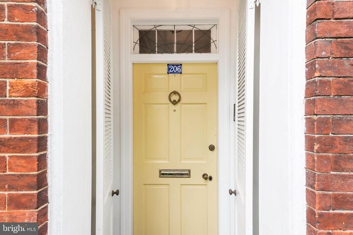 Property Photo:  206 Wolfe Street  VA 22314 