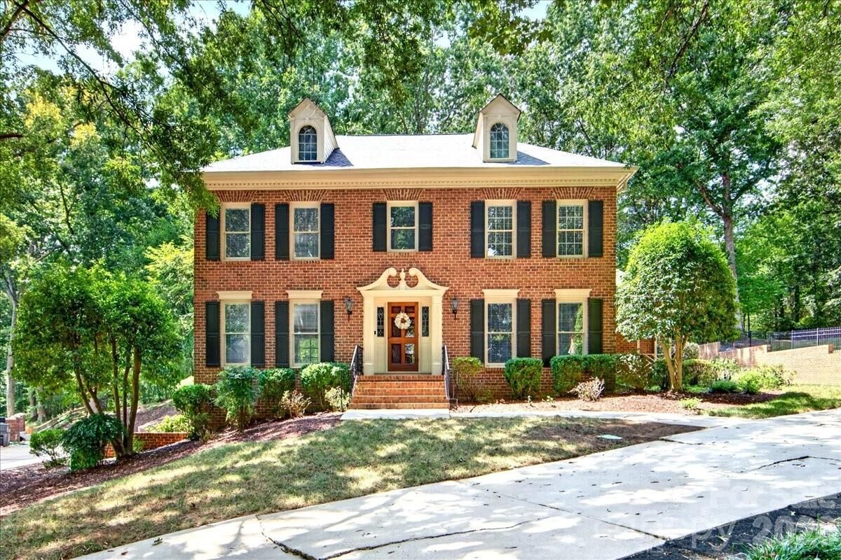 Property Photo:  2424 Hartmill Court  NC 28226 