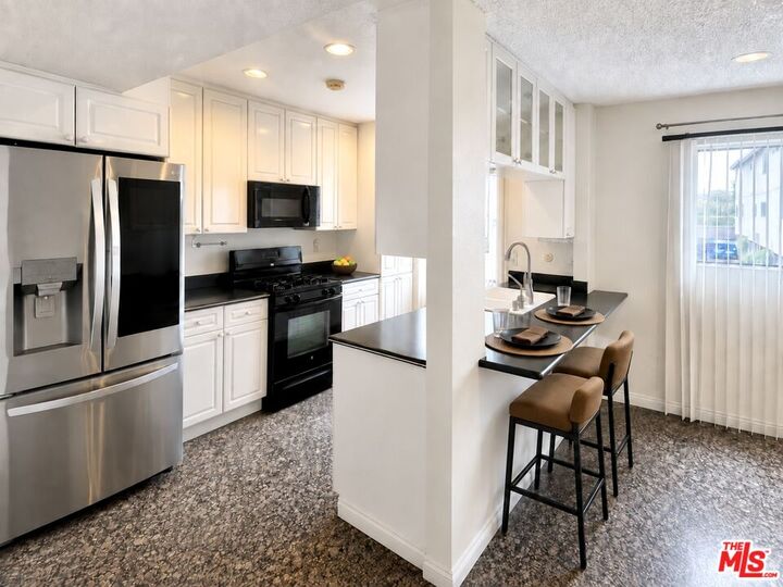 Property Photo:  15149 Magnolia Blvd, Unit D  CA 91403 