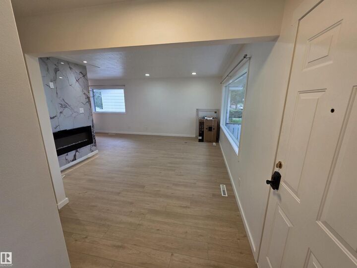 Property Photo:  4021 117 Ave Av NW NW  AB T5W 0Y1 
