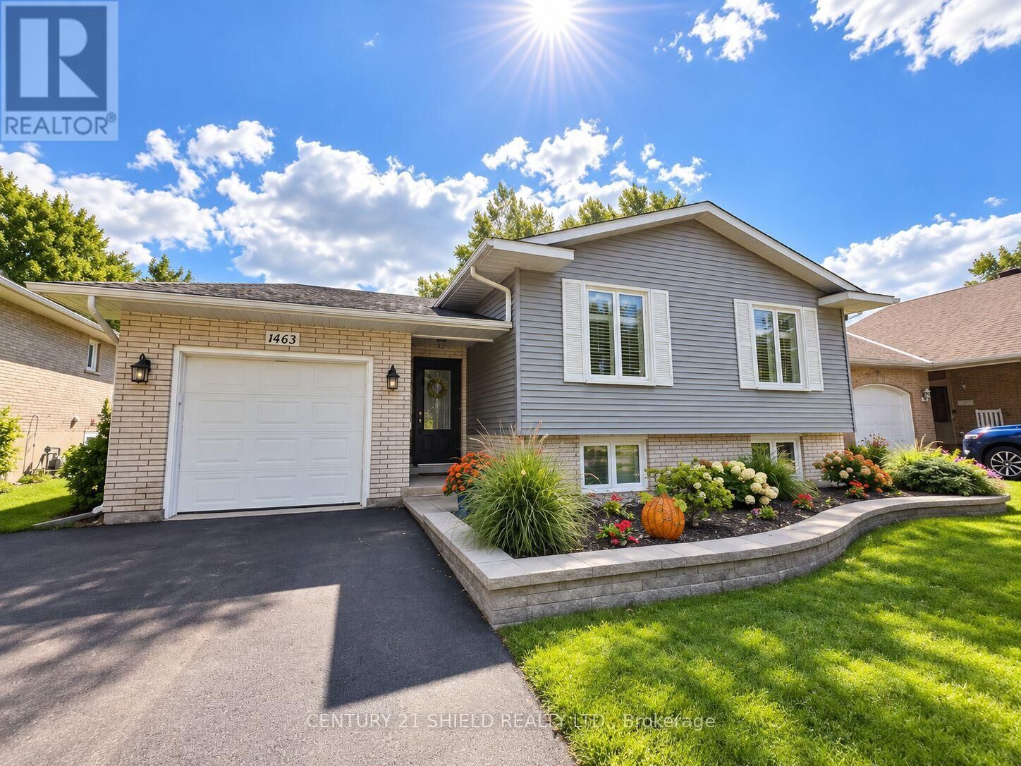Property Photo:  1463 Holy Cross Boulevard  ON K6H 2W9 