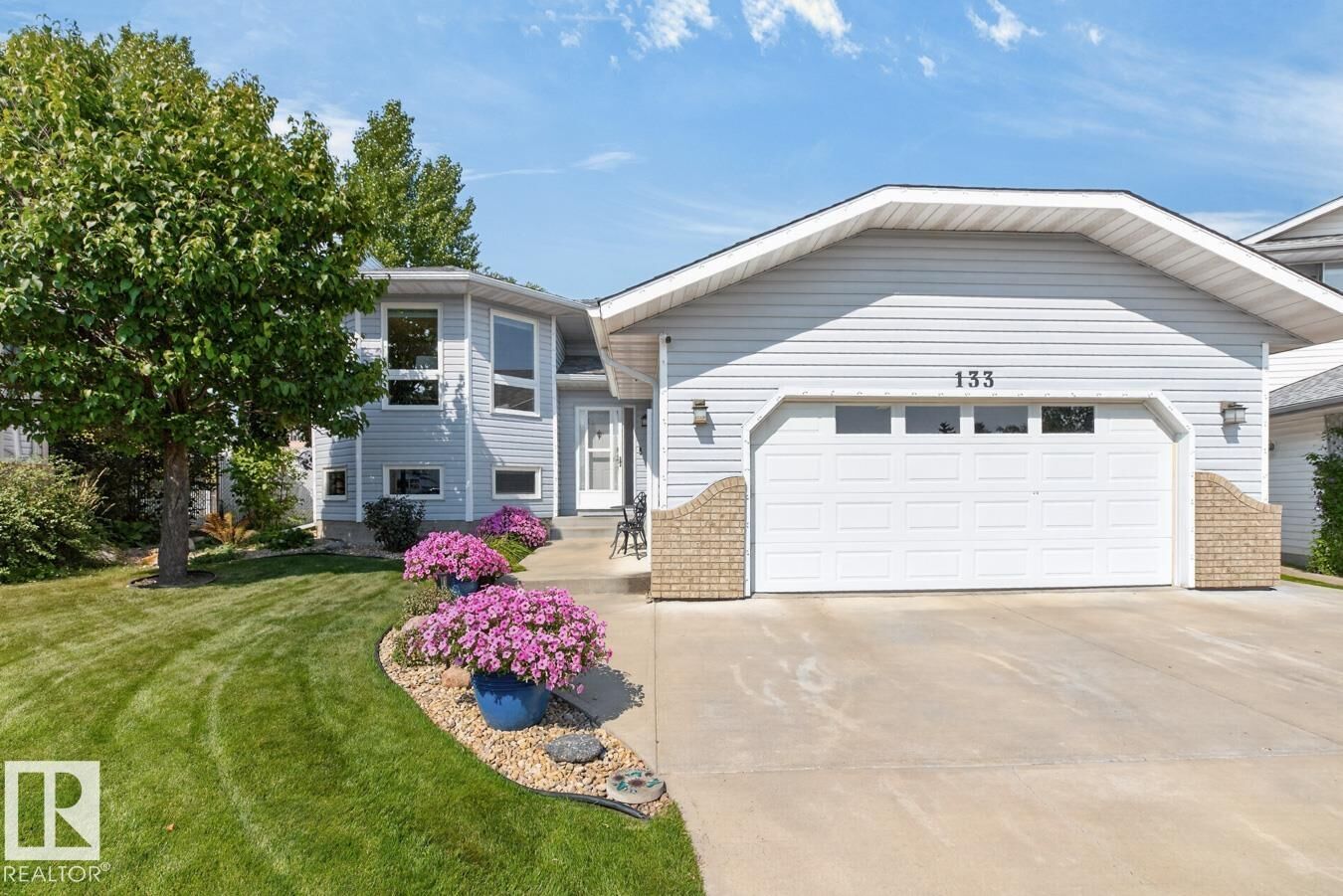 Property Photo:  133 Meadowview Drive  AB T8H 1P8 