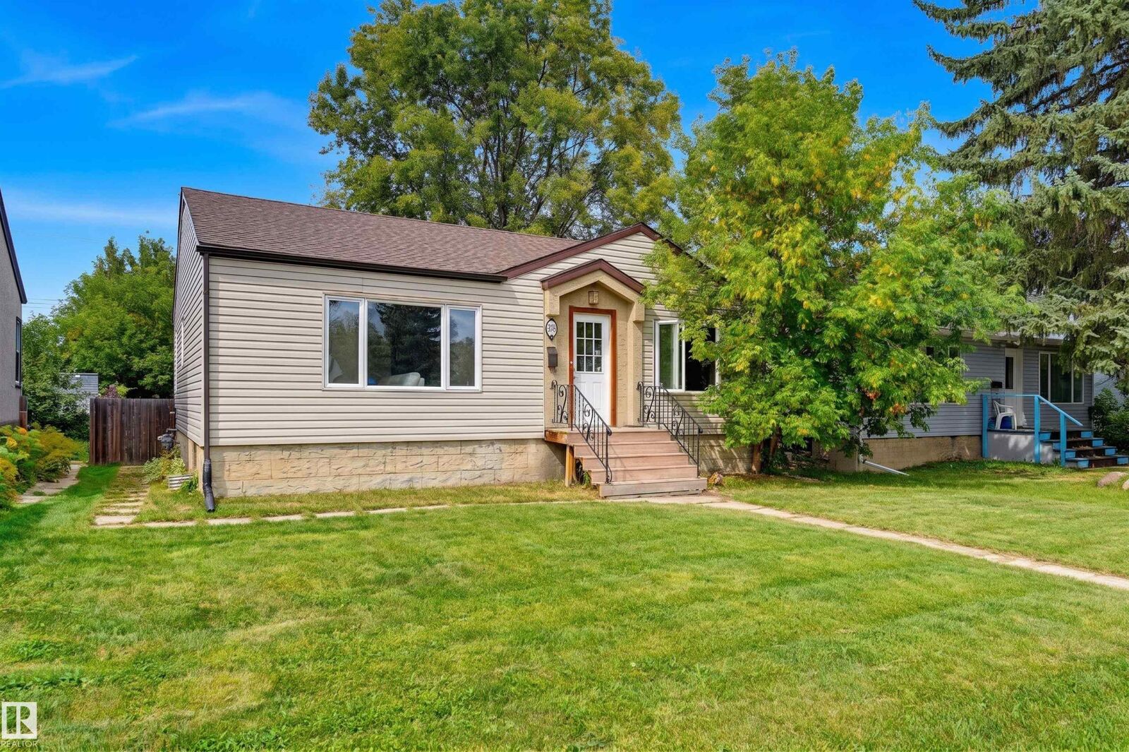 Property Photo:  10670 61 Avenue NW  AB T6H 1L7 