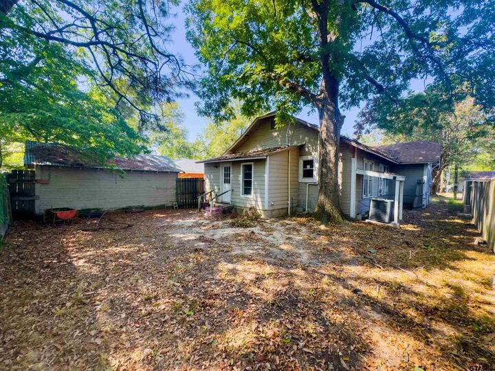 Property Photo:  705 S Walnut  TX 75494 