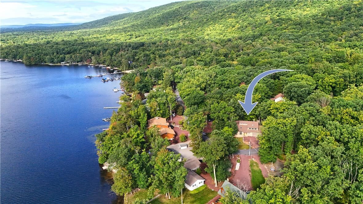 Property Photo:  33 Oak Court  PA 18240 