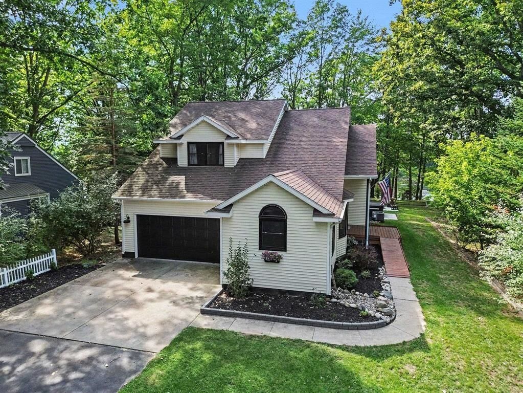 Property Photo:  1240 Queensway  MI 48893 