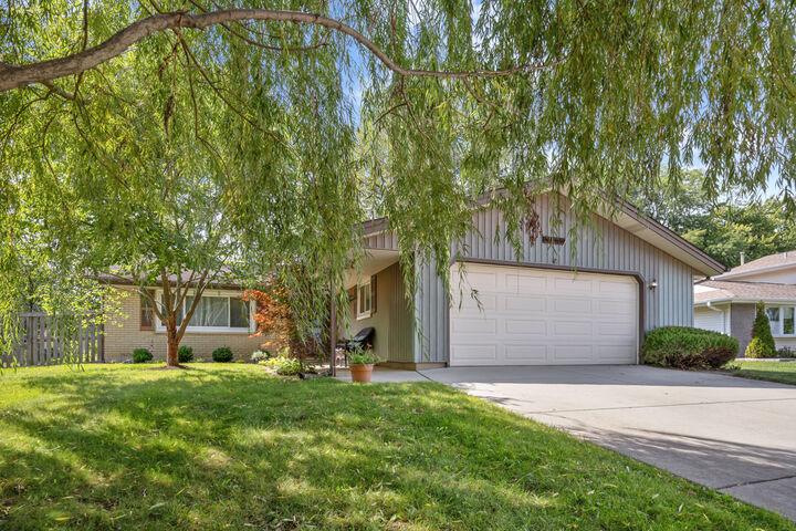 Property Photo:  124 Patricia Drive  IL 60193 