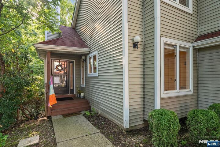 Property Photo:  2 Ridgeview Terrace  NJ 07438 