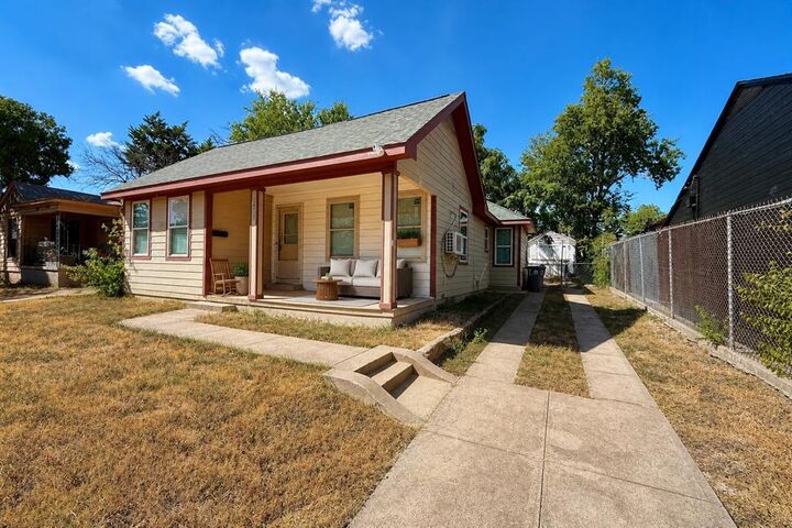 Property Photo: 1213 Forester Drive TX 75216